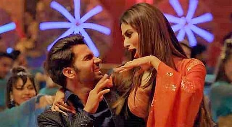 Bollywood actors Rajkummar Rao and Mouni Roy in 'Odhani' song. (Photo | YouTube Screengrab)