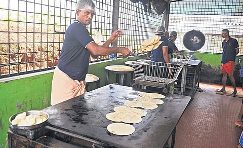 Kakkanad District Jail inmates preparing food |  FILE PIC