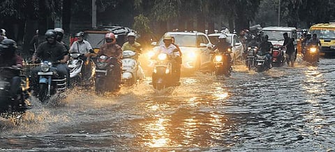 Traffic congestion in various parts of Hyderabad owing to heavy rains on Tuesday |RVK Rao, S Senbagapandiyan