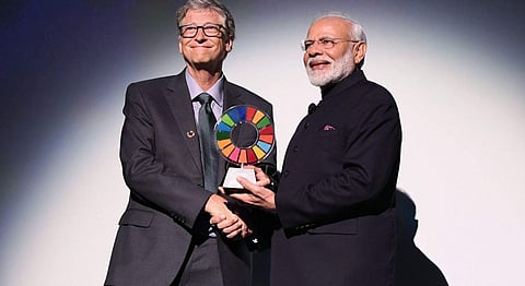 PM Modi receiving the award from Bill Gates (Courtesy: @narendramodi/Twitter)