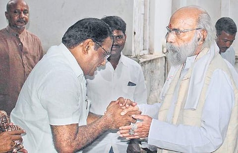 UoH VC Prof Appa Rao Podile greets former minister Purushotham Rao at the Golden Threshold in University of Hyderabad on Wednesday (Photo |EPS, Sathya keerthi)