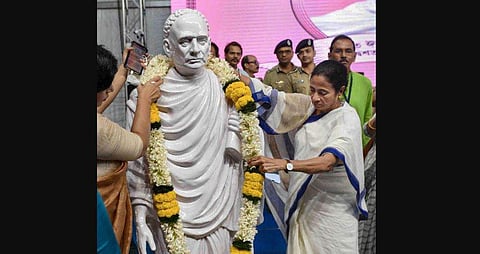 Earlier, West Bengal CM Mamata Banerjee garlanding a statue of Vidyasagar. (Photo| PTI)