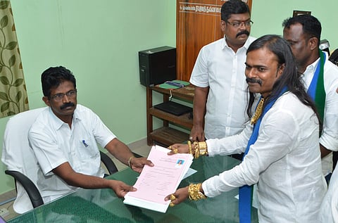 An independent candidate Hari Nadar filed nomination for Nanguneri bypoll to Returning Officer Natesan at Nanguneri Taluk office. (Photo | V Karthikalagu/EPS)