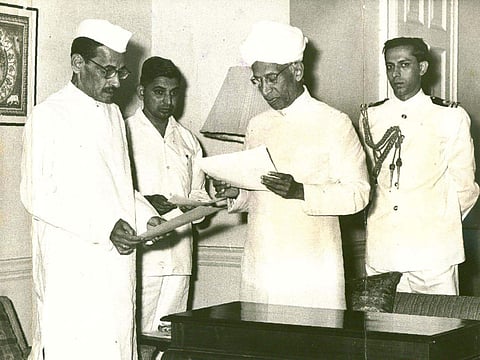 27/05/1964 - NEW DELHI: President S Radhakrishnan, administering the oath of office and secrecy to Gulzarilal Nanda who has been appointed as the Prime Minister. (Photo | PTI)