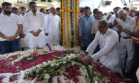 Mahesh Jethmalani pays his last respects to his father veteran lawyer and former Union minister Ram Jethmalani. (Photo| Arun Kumar/EPS)