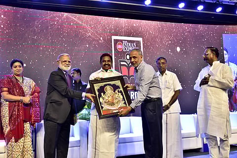 TNIE Group Chairman Manoj Kumar Sonthalia (R) and Editorial Director Prabhu Chawla offer a memento to Tamil Nadu Chief Minister Edappadi K Palaniswami as Union Minister Smriti Irani ahead of the first ThinkEdu Awards 2020 presentation ceremony.  CM Edappadi on Thursday gave away TNIE's ThinkEdu Awards to 24 private colleges across the State and the higher education department  for consistent efforts in providing quality education. (Photo | EPS)