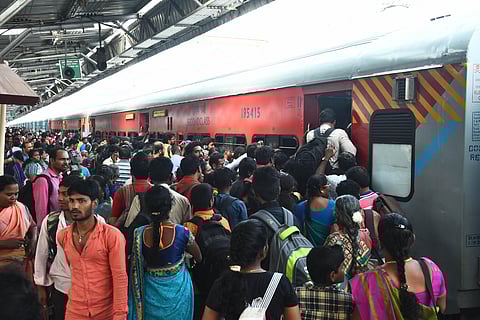 People seen rushing to their home towns ahead of Pongal holidays from MGR Chennai central railway station to Coimbatore intercity express on Sunday. (Photo | Ashwin Prasath/EPS)