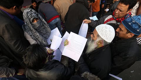 Protesters invite people to sign a letter addressing President Ram Nath Kovind and Chief Justice of India Sharad Arvind Bobde regarding abrogation of the CAA at Shaheen Bagh on Tuesday| Shekhar Yadav