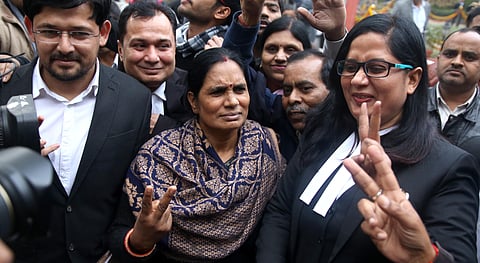 Nirbhaya case victim's mother flashes the victory sign along with lawyers after a court issued death warrants against the four convicts in the case outside Patiala House Courts in New Delhi. (Photo | Shekhar Yadav, EPS)