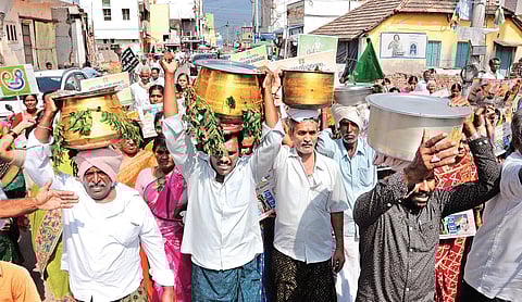 People carrying ‘naivedyam’ to goddess as a part of protest against 3-capital plan at Thullur on Friday. (Photo |Prasant Madugula/ EPS)