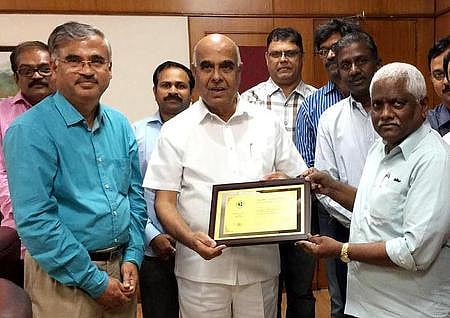 D Prabhakar Rao, Chairman and Managing Director of TS Genco receiving the CSI SIG e-Governance Award of Excellence