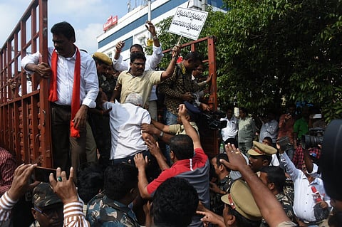 Police arresting Amaravti Parirakshana Samiti leaders in Vijayawada. (Photo | P Ravindra Babu/EPS)
