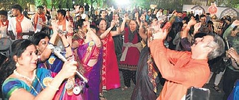 Sumitra Mahajan (left) with Maharashtra Mandal president Rekha Naik at the event   Nagaraja Gadekal
