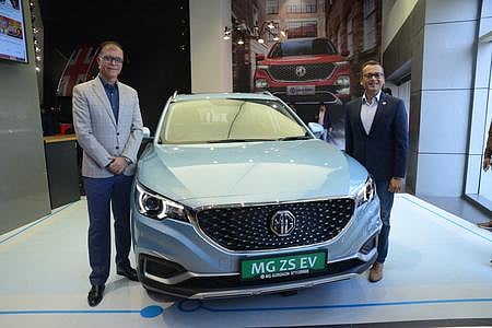 MG Motor India president and MD Rajeev Chaba and CCO Gaurav Gupta at the launch of MG Motor’s ZS EV. (Photo| EPS)