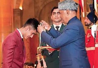 Yash Aradhya receives the Pradhan Mantri Rashtriya Bal Puraskar from President Ram Nath Kovind