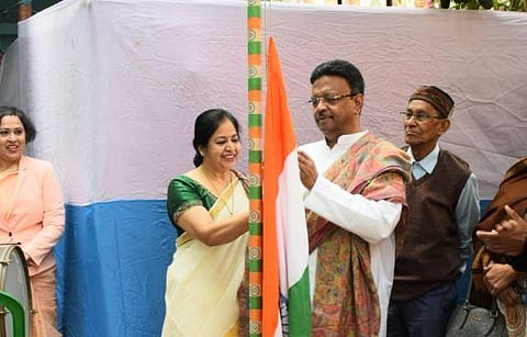 KMC mayor Firad Hakim hoisting the Indian flag. (Photo | Firad Hakim, Twitter)