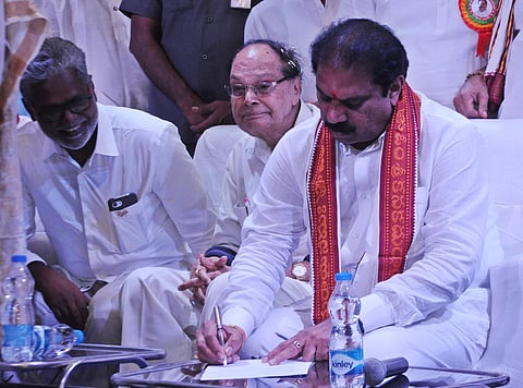 Vijayawada Central MLA Malladi Vishnu takes charge as Chairman for Brahmin Corporation of AP at Tummalapalli Kalashetram in Vijayawada. (Photo| EPS)