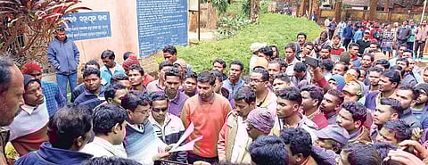 Members of Serubandha Surakhya Samiti submitting memorandum to Pottangi tehsildar. (Photo | EPS)