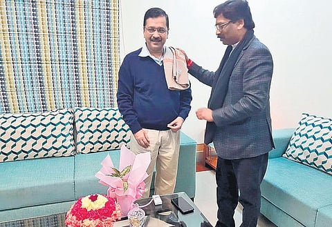 Newly-elected Jharkhand Chief Minister Hemant Soren made a courtesy visit to CM Arvind Kejriwal’s residence in New Delhi on Friday. (Photo | Twitter)