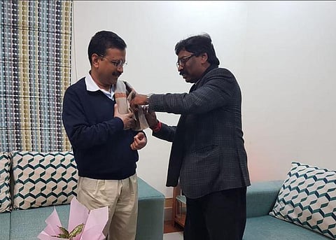 Jharkhand Chief Minister Hemant Soren (R) with Delhi counterpart Arvind Kejriwal. (Photo | Twitter @HemantSorenJMM)