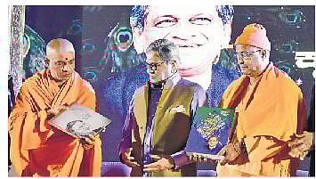 Nirmalananda Swami of Adichunchunagiri Mutt releases a memoir of BJP leader  S M Krishna titled ‘Smruthivahini’ in Bengaluru on Saturday. Sri Ramkrishna Ashram’s Mukthidananda Maharaj looks on | Shriram B N