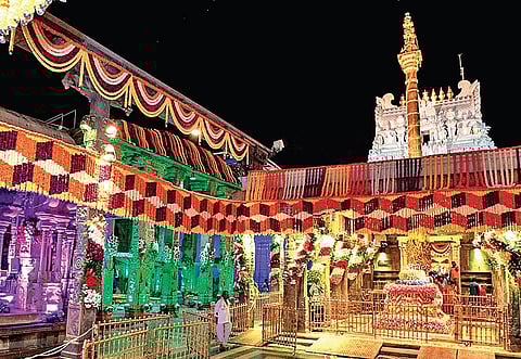 The illuminated Venkateswara temple at Tirumala for Vaikunta Ekadasi | Madhav K