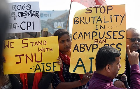 Left political parties along with other student union federations staging protest agianst the brutal attack on JNU at Station square in Bhubaneswar on Monday. (Photo | EPS/Biswanath)