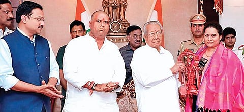 Governor Biswabhusan Harichandan felicitating chess grandmaster Koneru Humpy at Raj Bhavan in Vijayawada on Wednesday. (Photo | EPS)