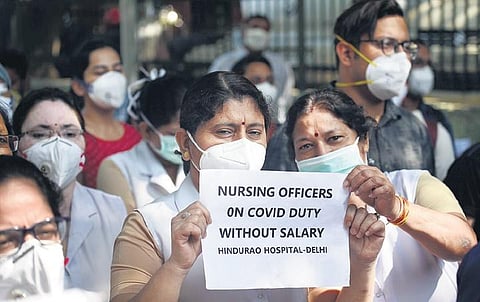 Doctors and nurses on Covid-19 duty protest against North MCD administration over non-payment of salaries at Hindu Rao Hospital. (Photo | Parveen Negi, EPS)