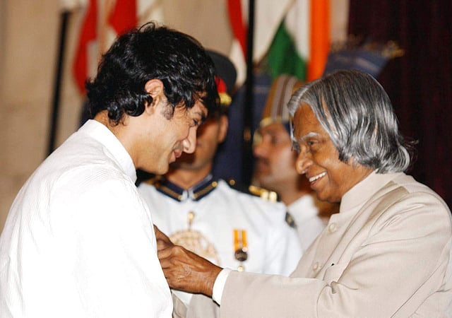 Then President A P J Abdul Kalam presenting Padma Shri to Bollywood star Aamir Khan at a ceremony held in Rashtrapati Bhavan in 2003. (File Photo | PTI)