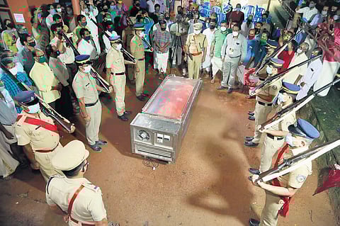 The body of Mahakavi Akkitham Achuthan Namboothiri being accorded state honours ahead of the funeral at Kumaranelloor, Palakkad, on Thursday evening 