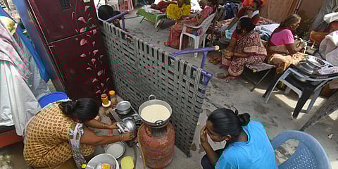 Without leaving their houses, flood-hit victims cooking food at Bhupesh Gupta Nagar in Vijayawada. (Photo| Prasant Madugula, EPS)