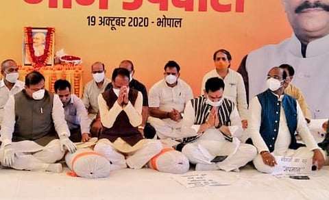 Chief Minister Shivraj Singh Chouhan along with senior ministers of state government observing silent protest (Photo | Twitter)