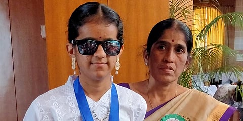 Kavya S Bhat (L) with her mother Ravikala. (Photo| EPS)