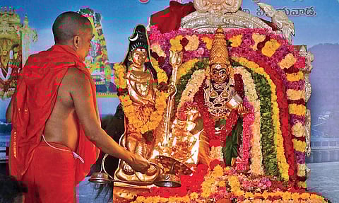 Goddess Kanaka Durga in Annapurna Devi alankaram blesses devotees on Day 4 of Dasara festivities at Indrakeeladri in Vijayawada on Tuesday | Pra sant Madugula