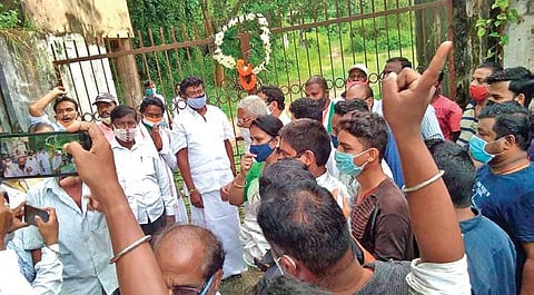 Chellakumar and other Congress leaders in front of the closed Sarala spinning mill