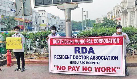 Doctors of Hindu Rao Hopsital protest over non-payment of salaries | Express