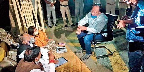 PWD Minister Satyendar Jain speaks to the agitating Mayors. (Photo | Express)