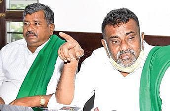 Farmer leader Badagalapura Nagendra addresses a press meet in Mysuru.