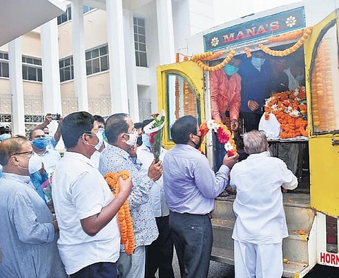 Legislators paying homage to the departed soul of Pradeep Maharathy on Assembly premises in Bhubaneswar on Sunday I Express