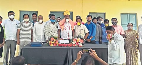 JDS candidate for South-East Graduates’ constituency Chowdareddy Thoopalli (centre) addresses voters in Kolar on Sunday