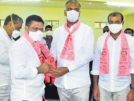 Finance Minister Harish Rao welcomes BJP workers to the TRS at his residence in Siddipet on Tuesday.