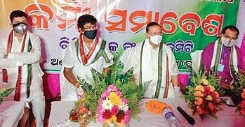 Congress leaders during group discussion with party workers. (Photo | EPS)