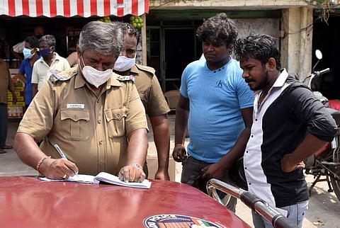 Chennai cops imposing penalty for not wearing masks at Egmore. (Photo | R Satish Babu, EPS)