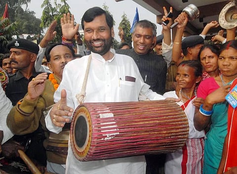 Union Minister and Lok Janshakti Party chief Ramvilas Paswan beats drum during door to door campaign for his party's 'Sankalp' rally in Patna. (File photo | PTI)