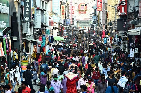 Social distancing norms go for a toss as lcals throng the Ranganathan Street in Chennai's T.Nagar for Diwali shopping. (Photo | Ashwin Prasath, EPS)
