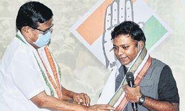 TNCC president KS Alagiri welcoming former IAS officer Sasikanth Senthil into the  Congress at Sathyamoorthy Bhavan in Chennai on Monday | P Jawahar