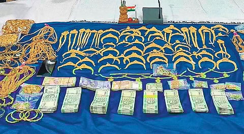 Gold ornaments and other articles seized from the accused | Express
