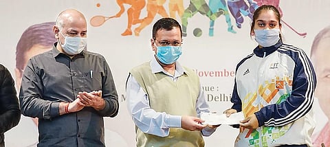 CM Arvind Kejriwal felicitates beneficiaries of the ‘Mission Excellence’ Scheme. Delhi Dy CM Manish Sisodia is also seen. (Photo | PTI)