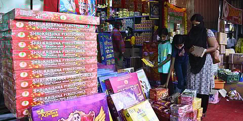 People throng at Island grounds for buying crackers ahead of Diwali. (Photo| Ashwin Prasath, EPS)
